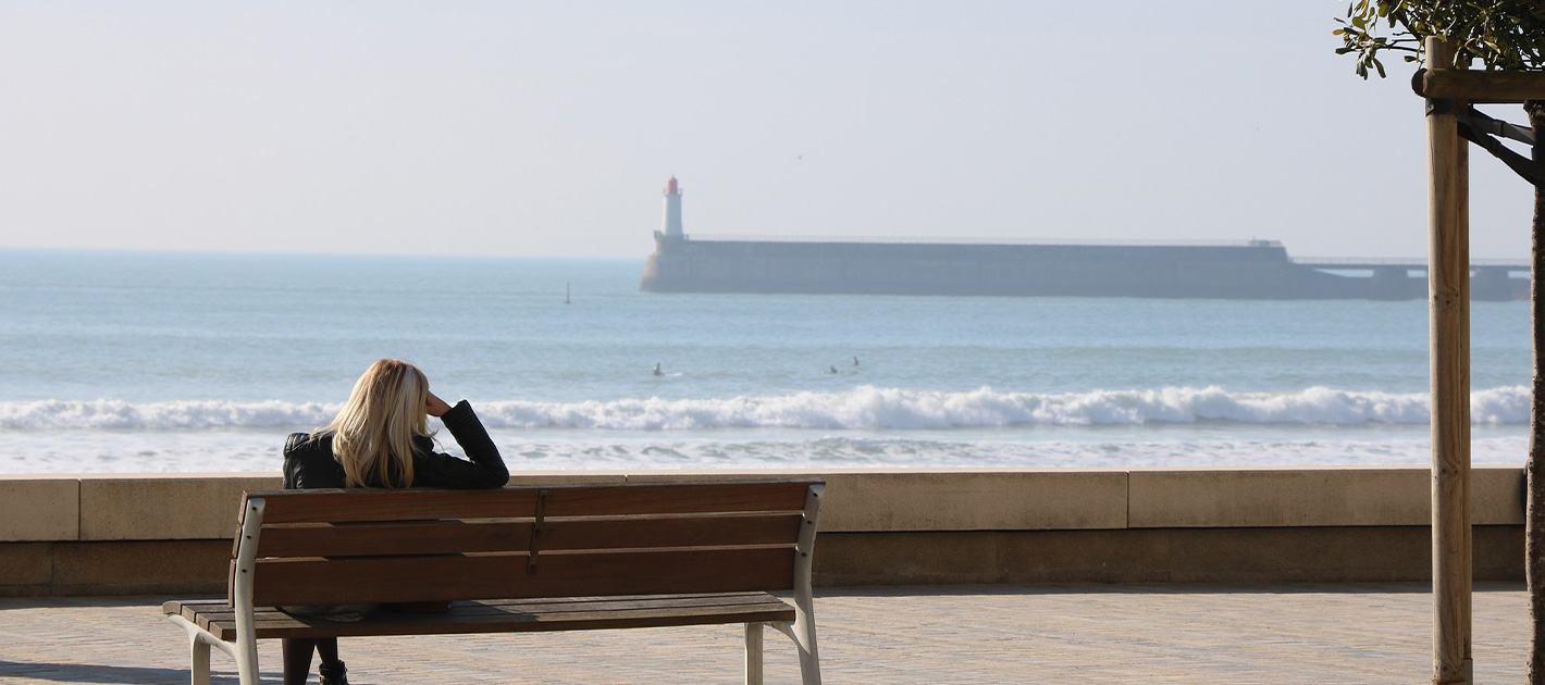 Femme sur un banc aux Sables d'Olonne