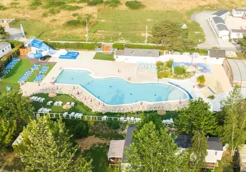 La piscine du camping le Domaine de Dugny vue en drone 