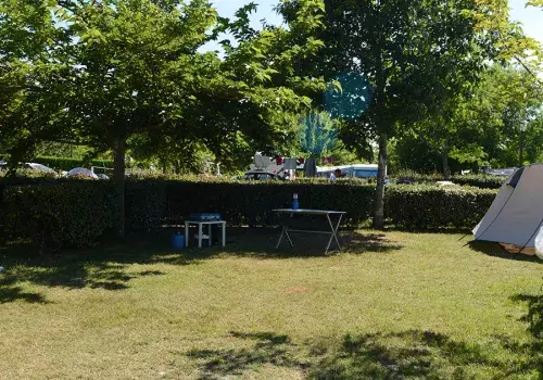 Emplacement grande tente au camping Le Pipiou