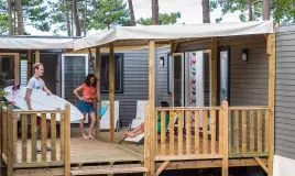 Profitez des grandes terrasses des mobil homes Tribu au camping Siblu Les Embruns