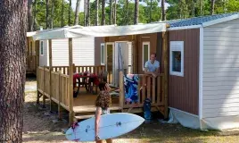 Départ pour une séance de surf depuis mon hébergement au camping Les Embruns