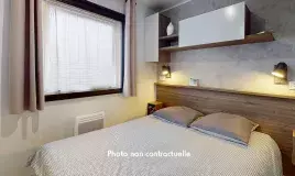 Grande chambre d'un mobil home Siblu