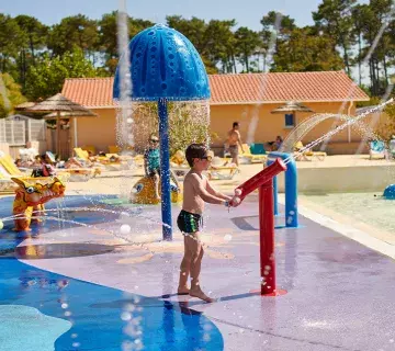 Jeux d'eau piscine du camping Les Oyats
