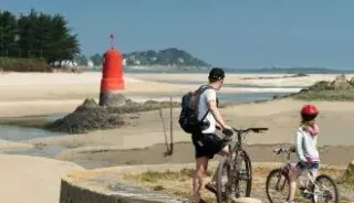 Sur la terre, proche de la mer en Bretagne