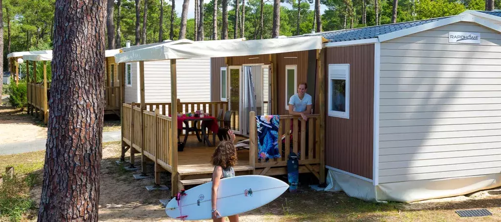 Départ pour une séance de surf depuis mon hébergement au camping Les Embruns