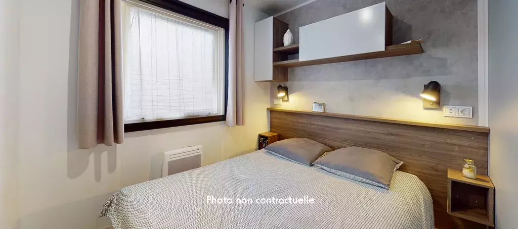 Grande chambre d'un mobil home Siblu