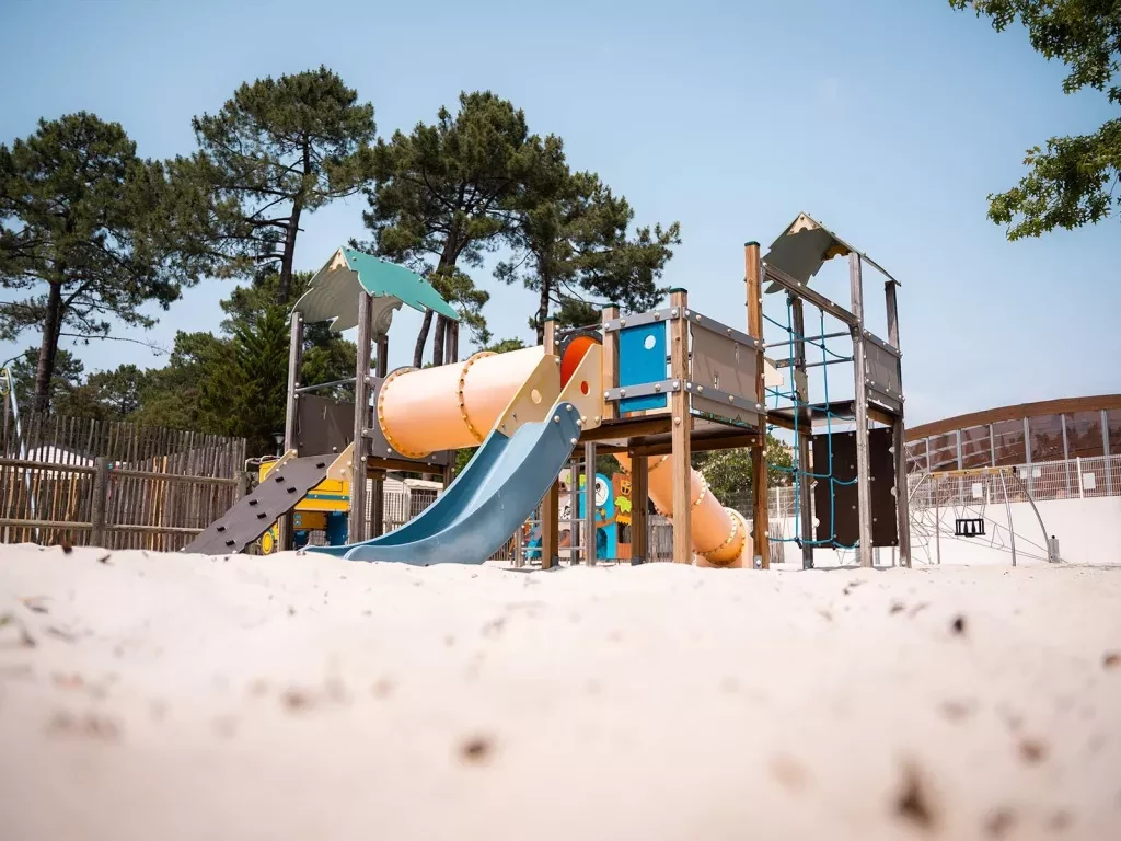 Aire de jeux pour enfants avec du sable