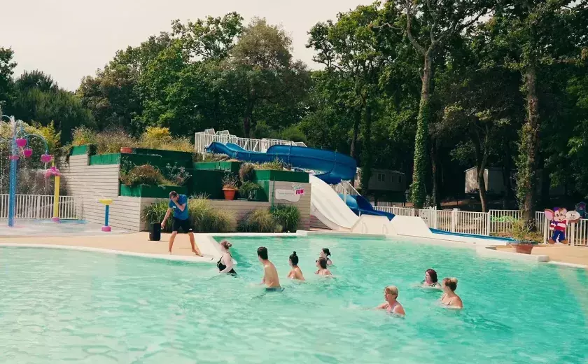 L'espace aquatique avec l'aquagym au camping Les Pierres Couchées 
