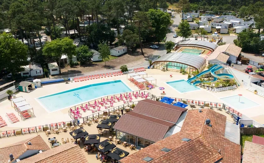 La vue aérienne de l'espace aquatique du camping Siblu Les Embruns