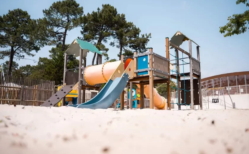 Aire de jeux pour enfants avec du sable